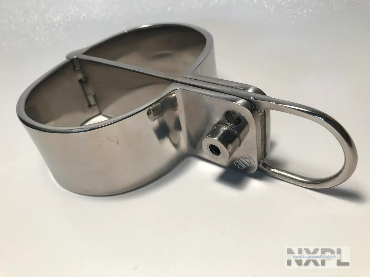 Test des menottes jointes en acier Kub, l'art du bondage médiéval