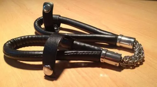 Détail du système de fermeture des menottes boucles Dèmonia