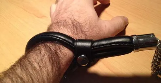 Vue d'ensemble des menottes boucles Dèmonia avec chaîne en acier