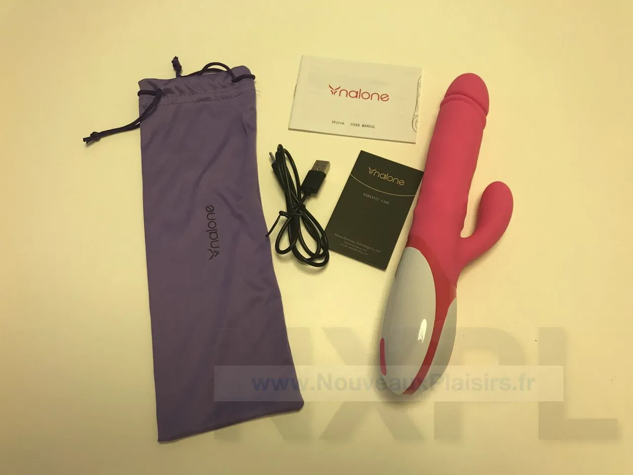 Vue détaillée du Rabbit Nalone Wave montrant sa forme phallique et clitoridienne