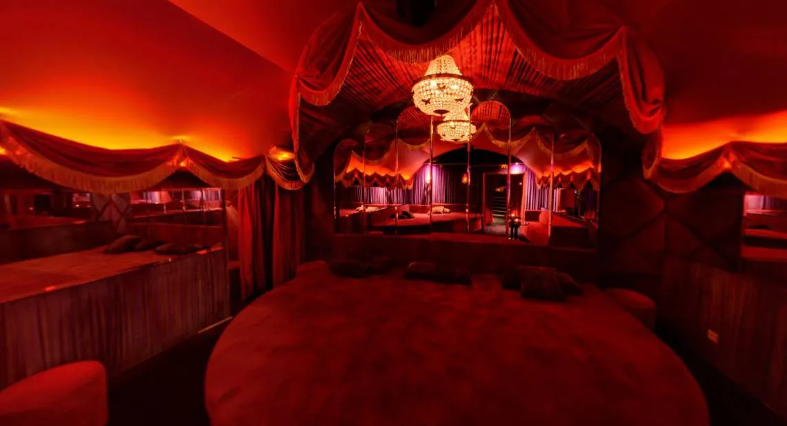 Découverte du club 'No Comment' : le libertinage version business