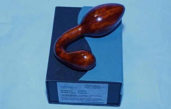 Vue rapprochée du plug anal Nobessence Dare en bois de padauk