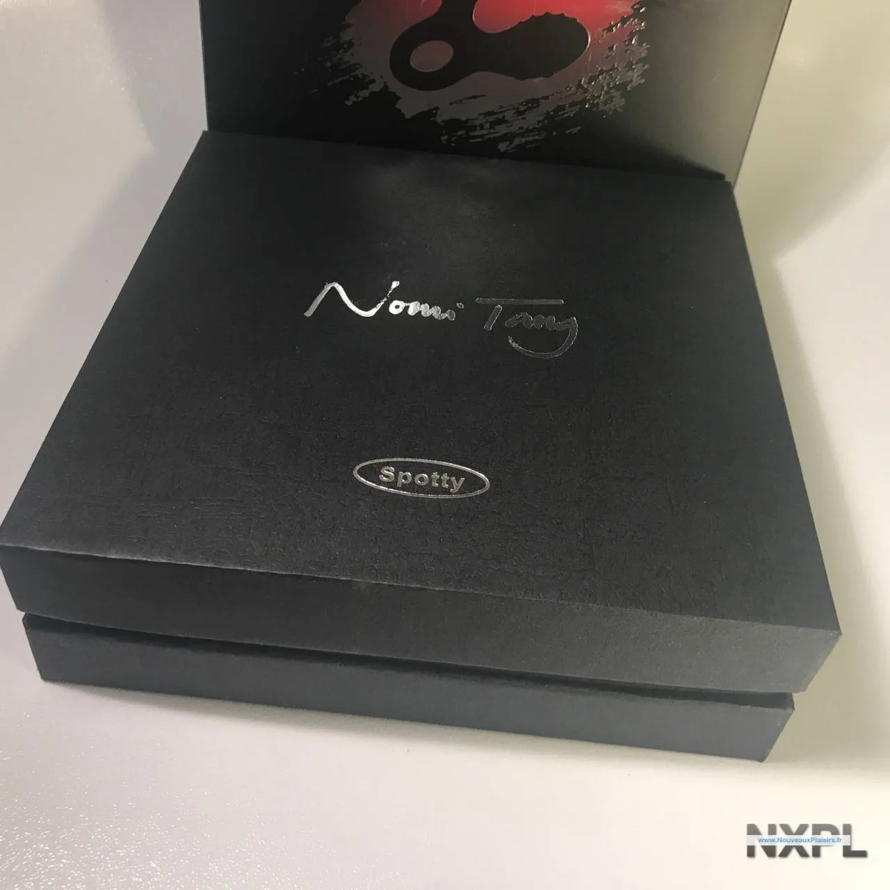 Détail du silicone et de la forme du Nomi Tang Spotty