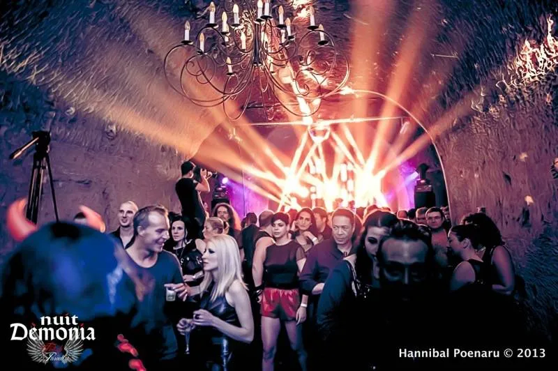 Ambiance festive et tenues extravagantes à la Nuit Dèmonia