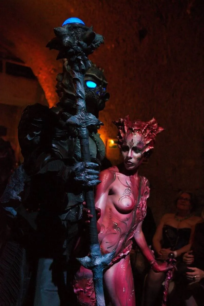Performance artistique et danse lors de la Nuit Dèmonia