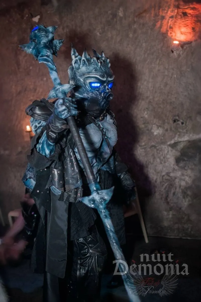 Un participant en tenue de latex lors de la soirée