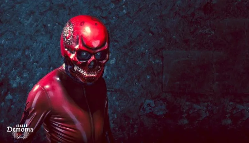 Foule dense et tenues en latex à la Nuit Dèmonia