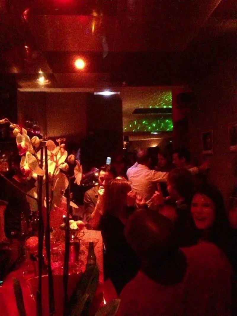 Vue d'ensemble de l'appartement transformé en bar