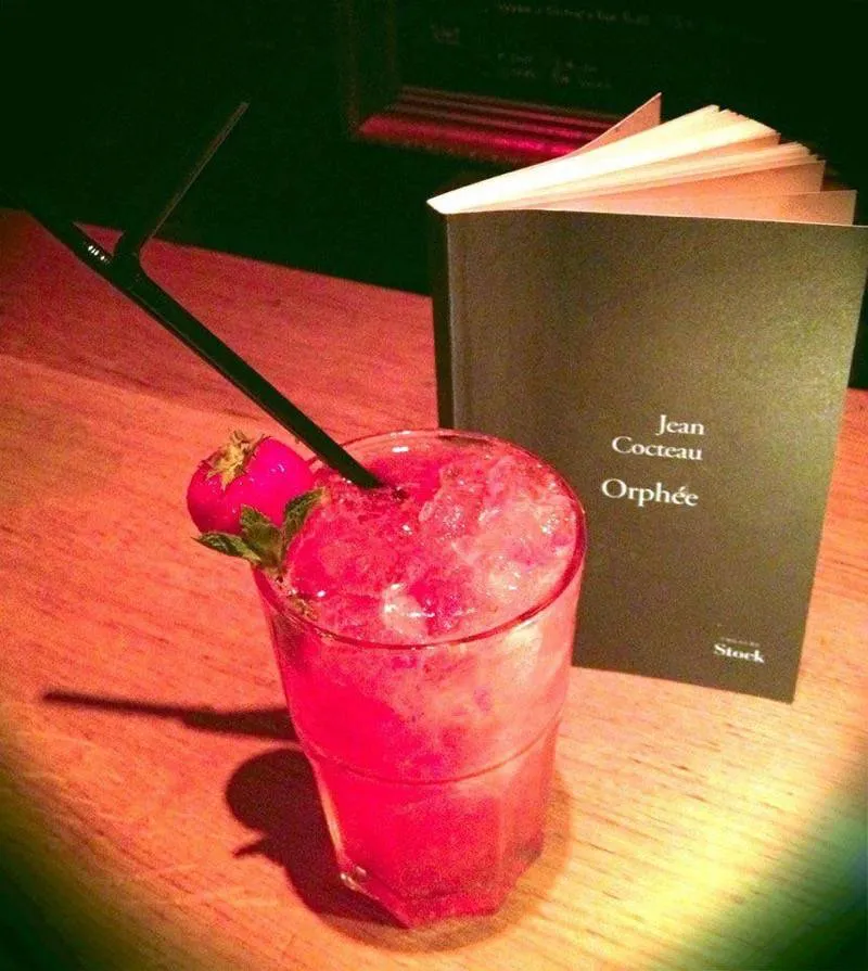 Détail du décor intérieur et ambiance feutrée du bar