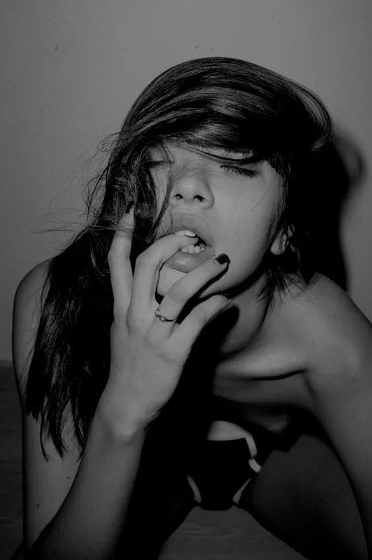 Moment d'intimité et de caresses préparatoires avant une pratique extrême