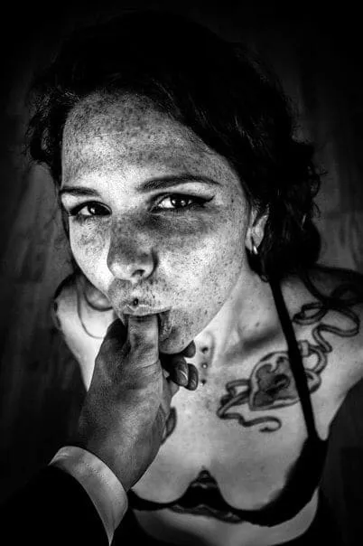 Détail d'une séance de spanking avec une cravache sur une peau blanche