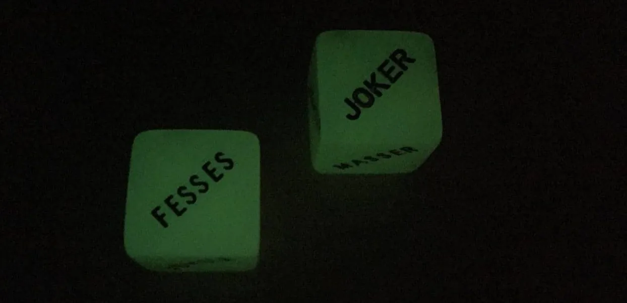 Dés Coquins de Passage du Désir luminescents dans le noir