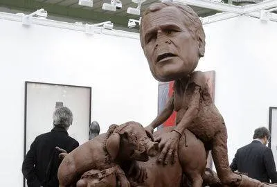 Œuvre satirique de Paul McCarthy représentant George Bush