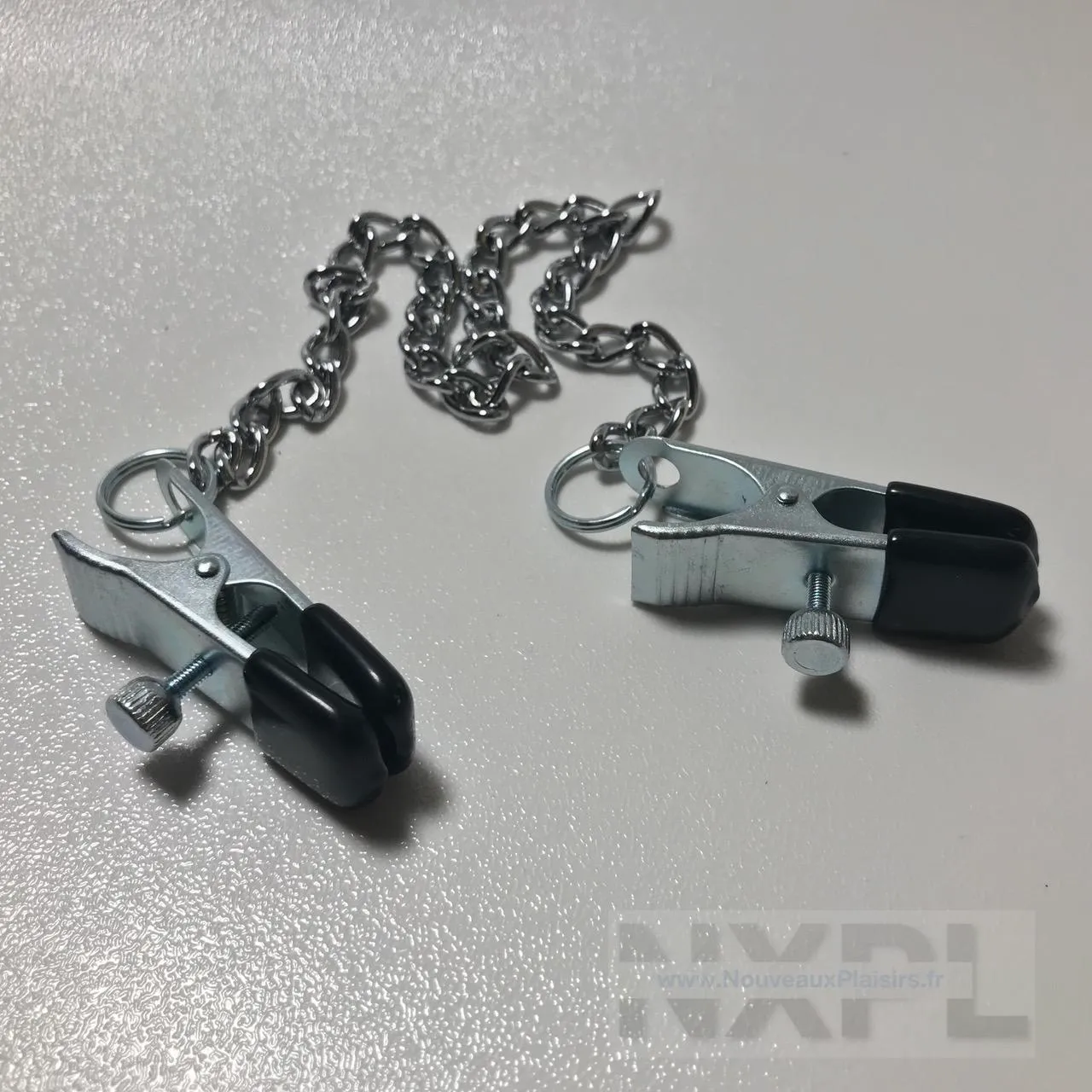 Test des pinces à seins larges avec chainette de Dèmonia