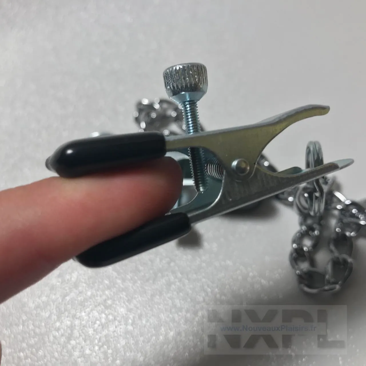 Test des pinces à seins larges Dèmonia sur tétons