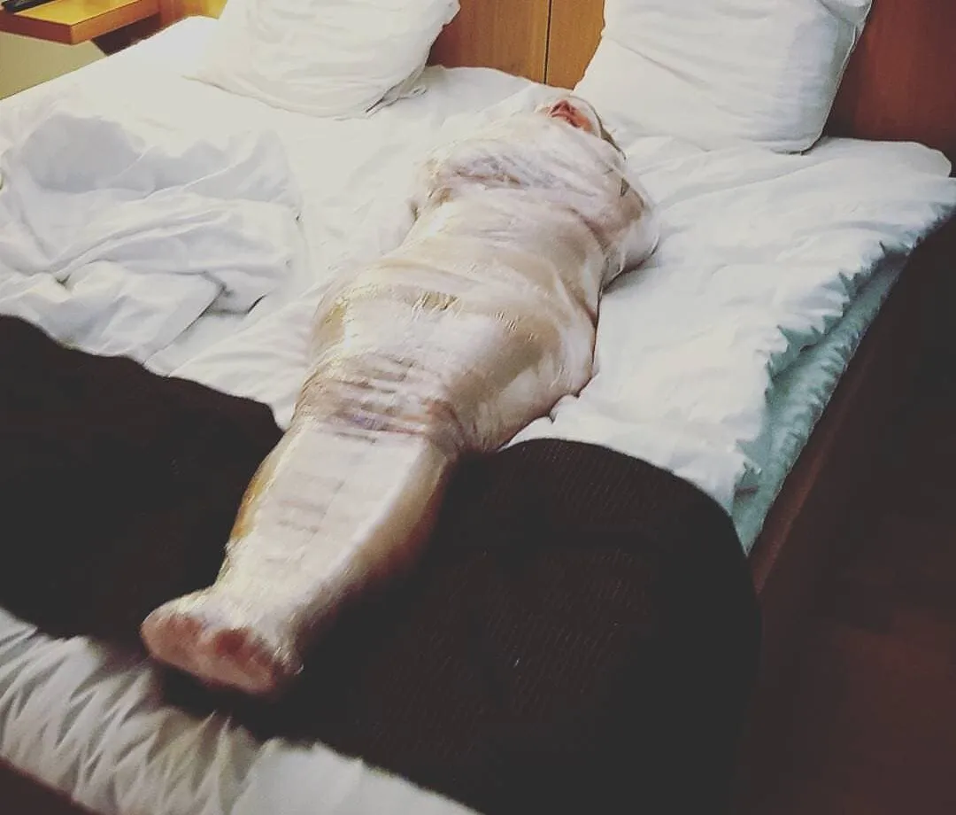 Bondage au cellophane : Sensations intenses et abandon sensoriel