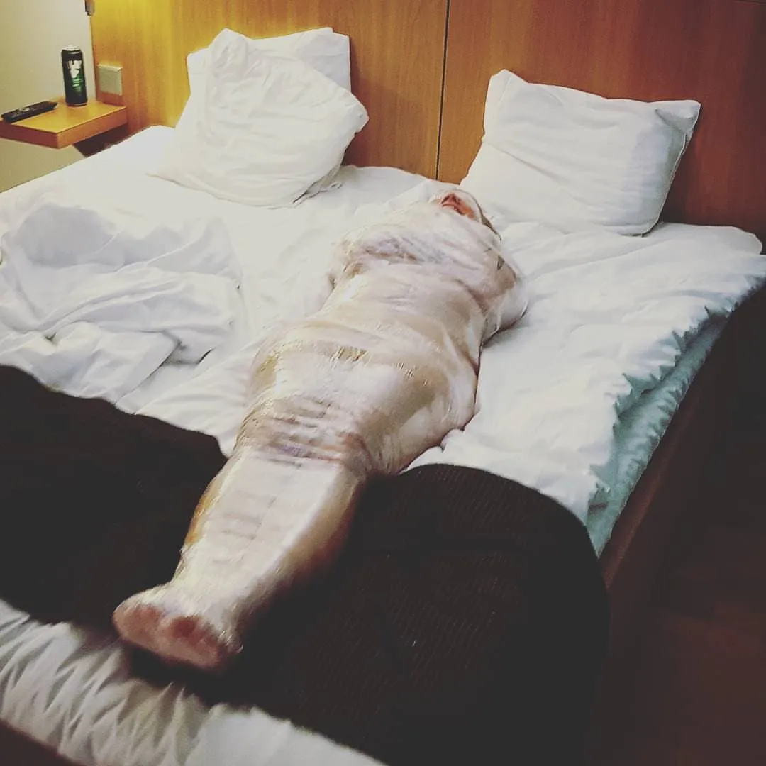 Bondage au cellophane : Sensations intenses et abandon sensoriel