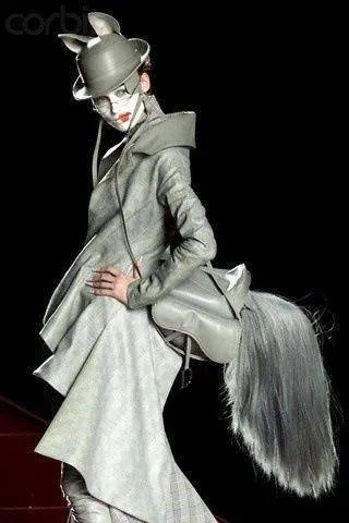 Création de John Galliano pour Christian Dior Haute Couture inspirée du Pony Play