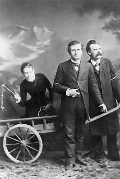 Photographie de 1882 montrant Nietzsche et Paul Ree avec Louise Von Salomé tenant des rênes