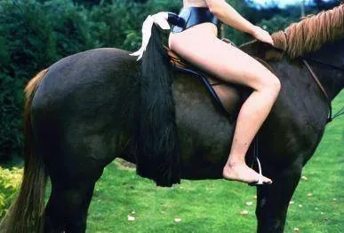 Femme en tenue de Pony Play illustrant l'esthétique fétichiste