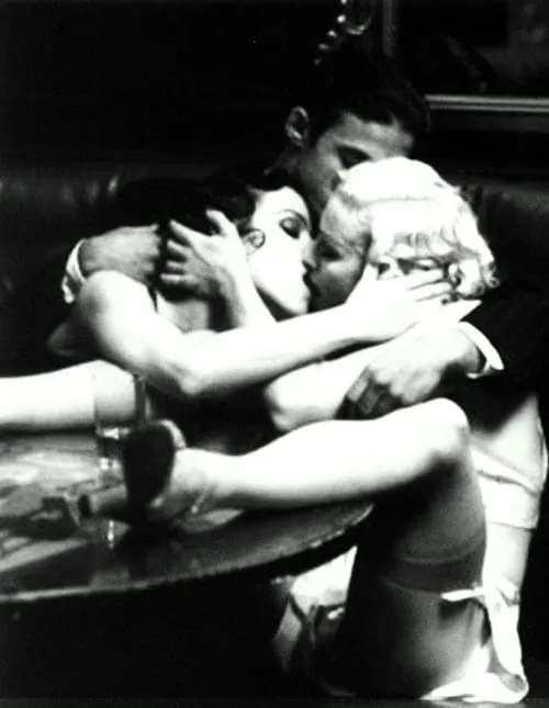 un trio sexuel avec un homme et deux femmes