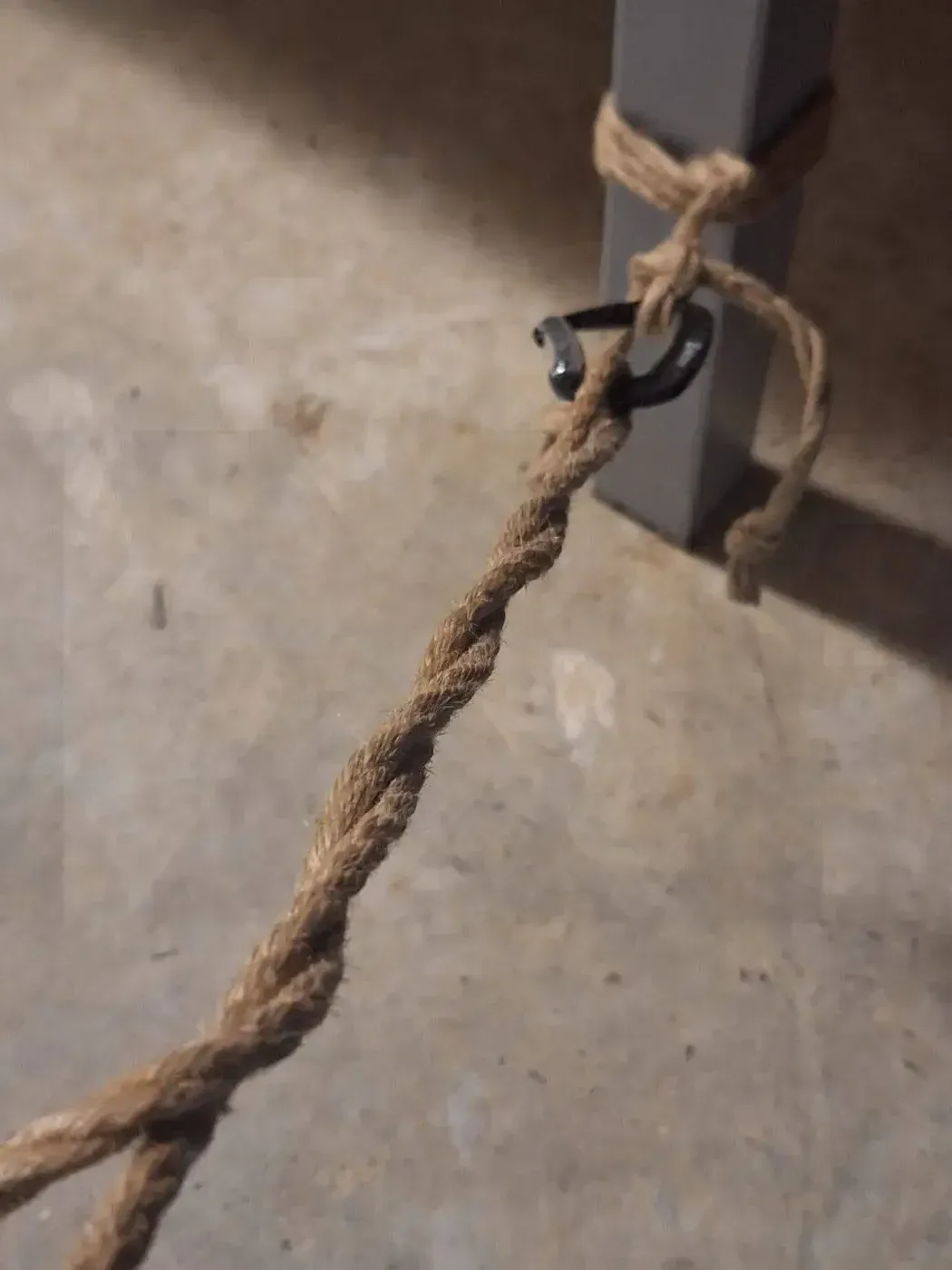 Assouplissement des cordes de Shibari avec un
mousqueton