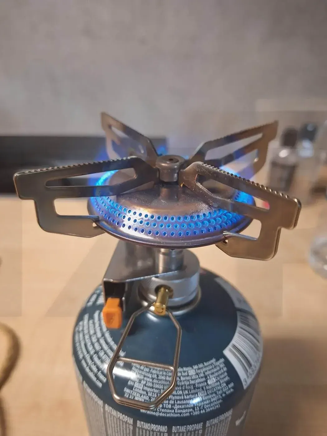 Brûlage des fibres de la corde au-dessus d'une
flamme