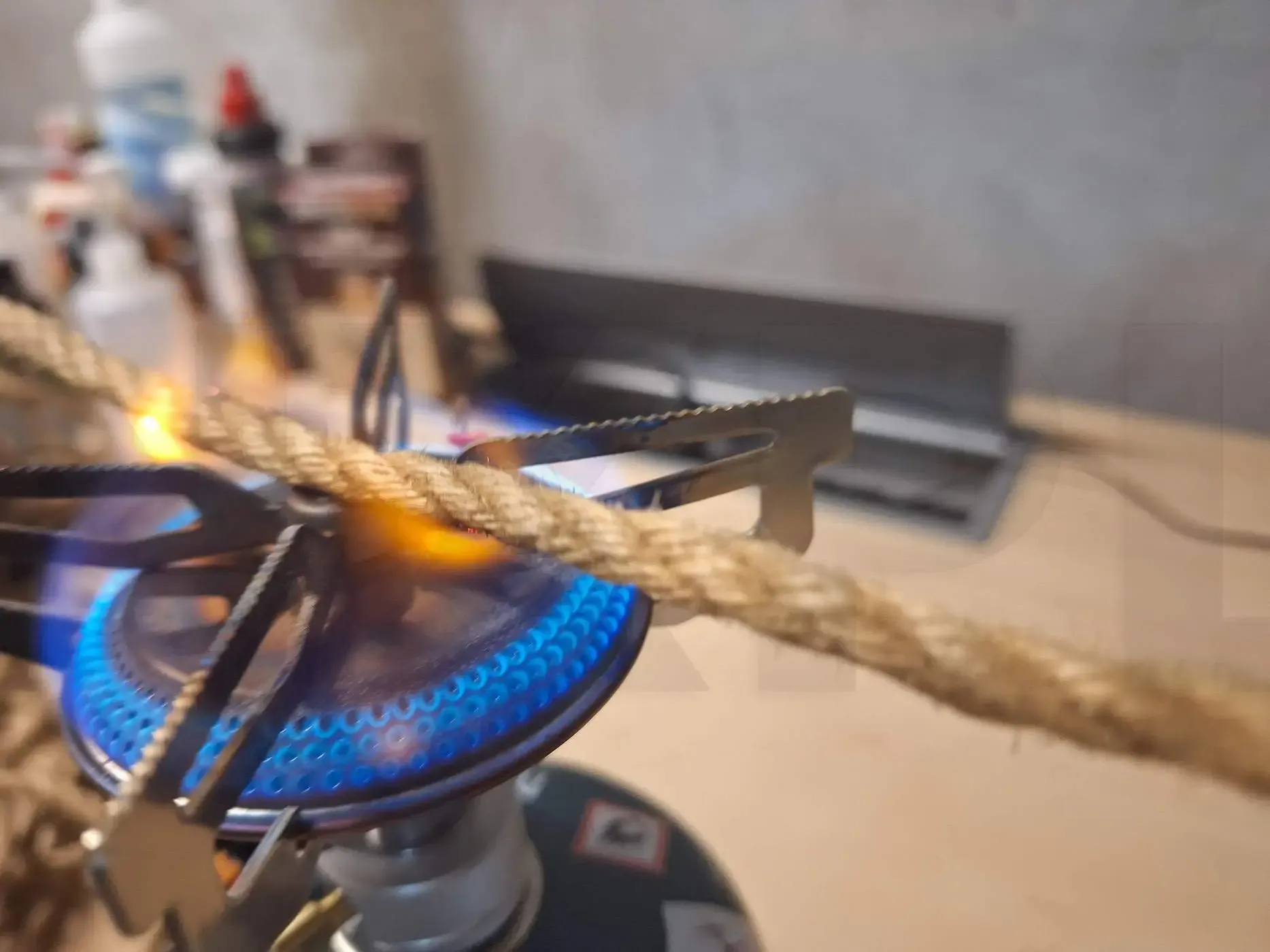 Passage minutieux de la corde dans la
flamme