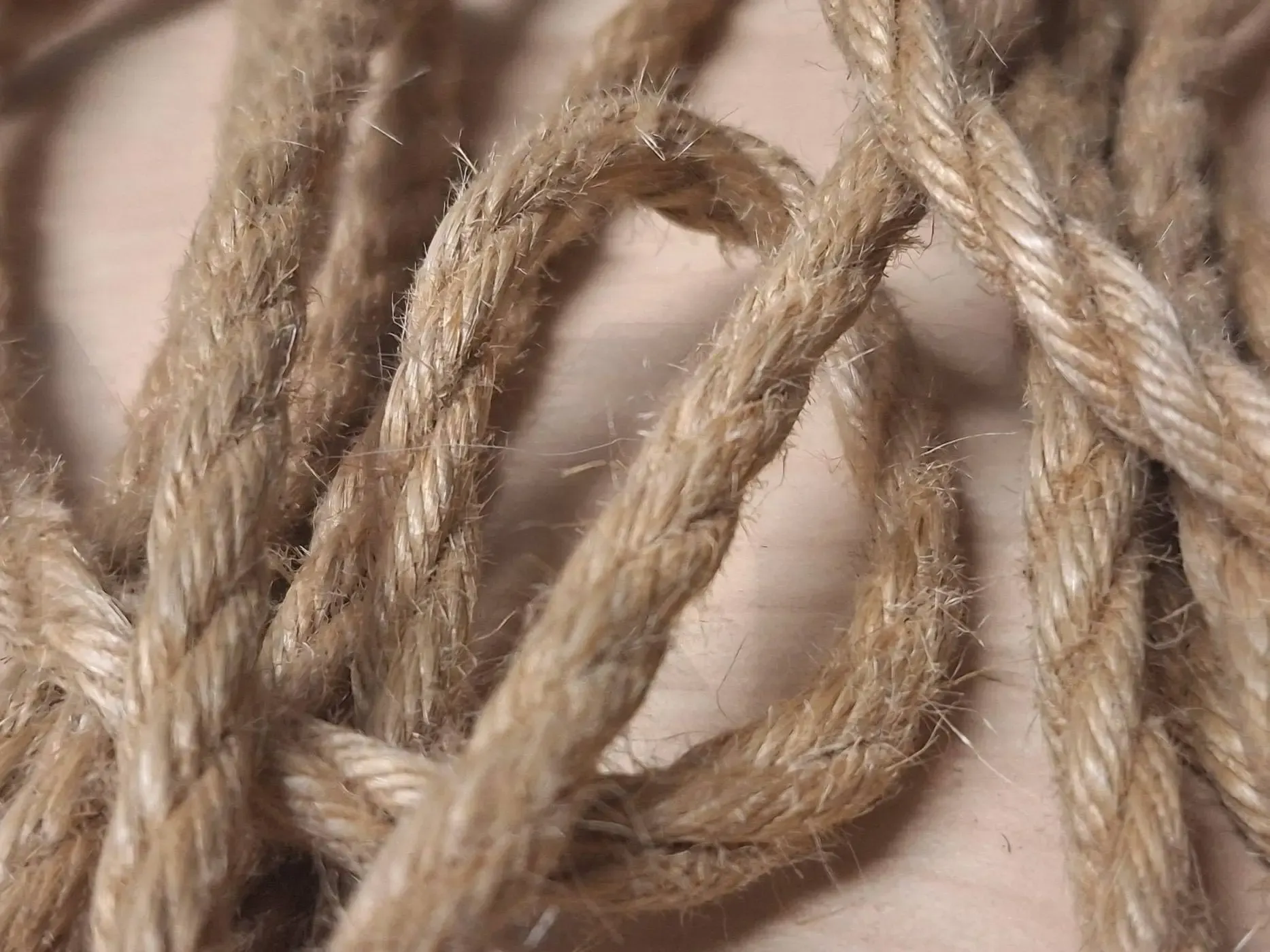 Détail de la texture de la corde après
brûlage