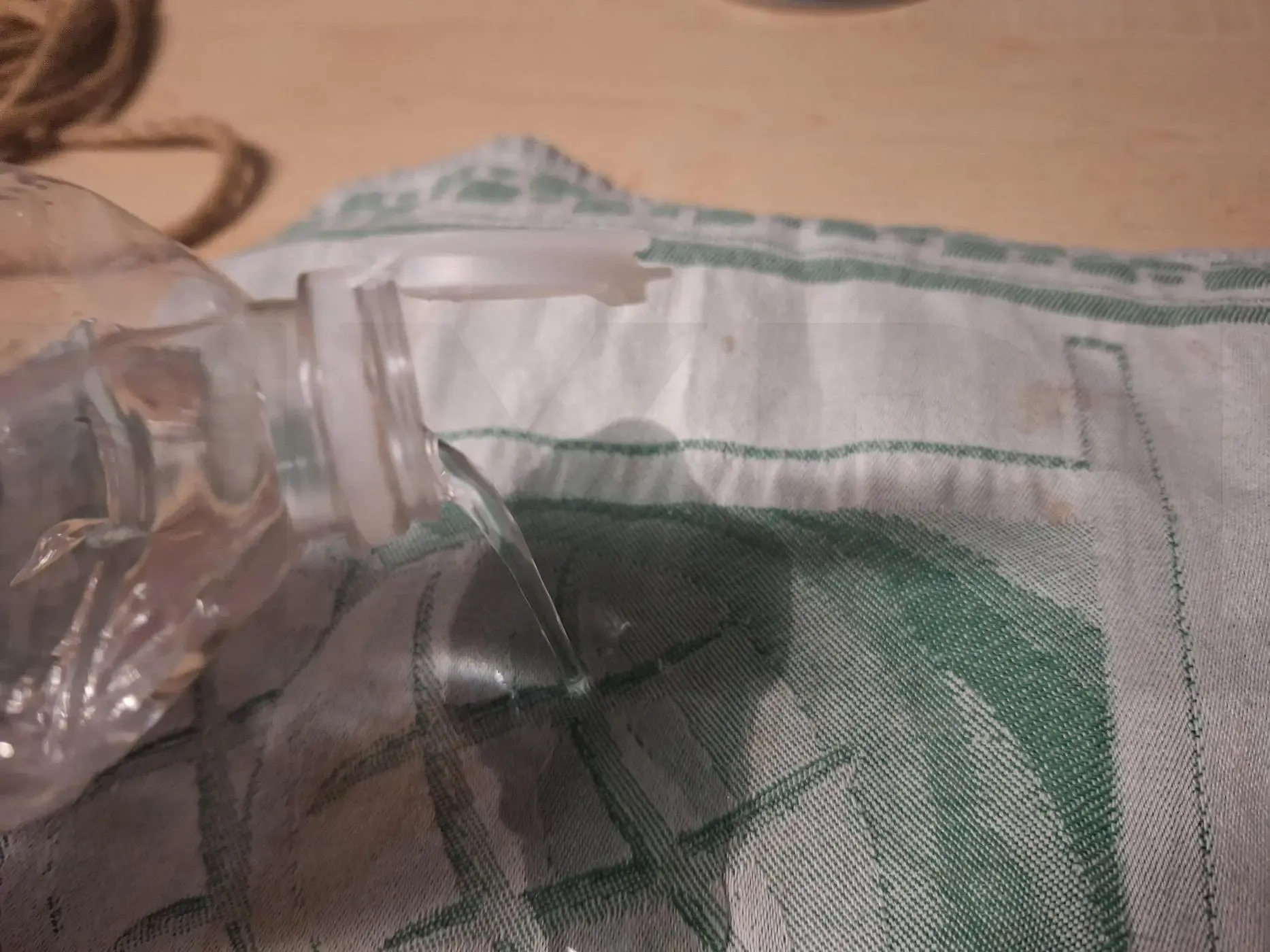 Nettoyage des cendres sur la corde avec un chiffon
humide