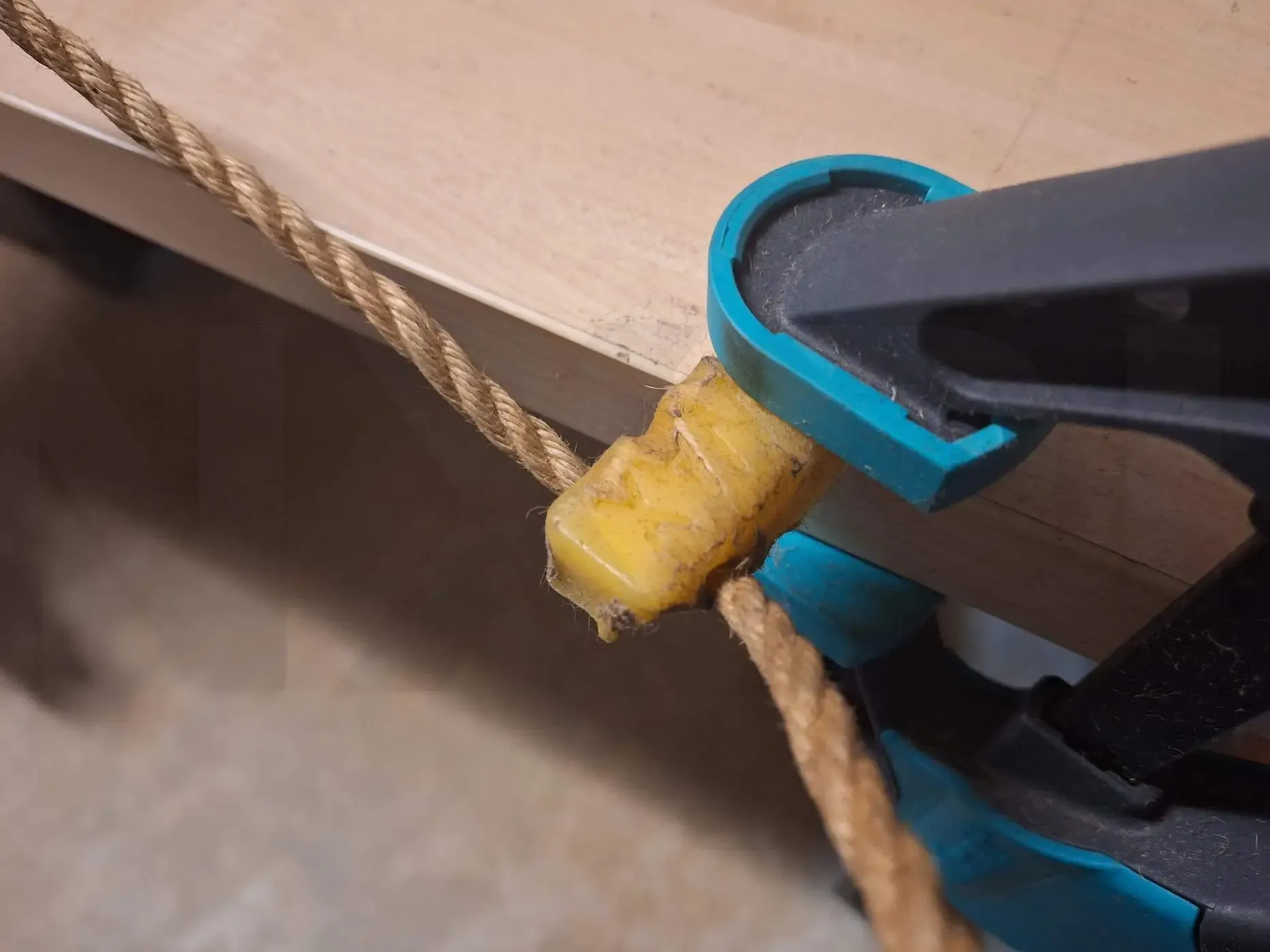 Application de la cire d'abeille sur la
corde