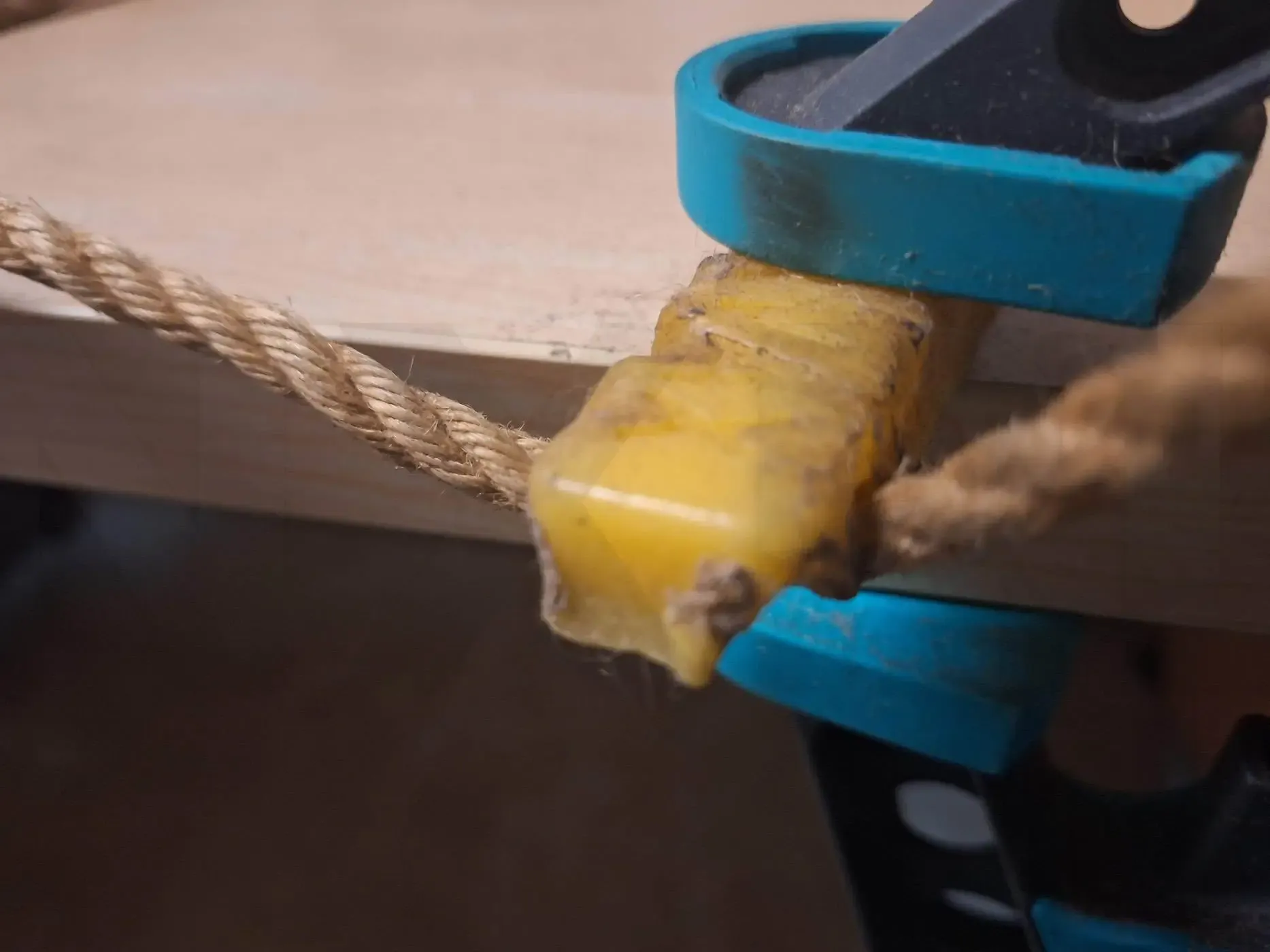 Nourrir la fibre de la corde avec de la
cire