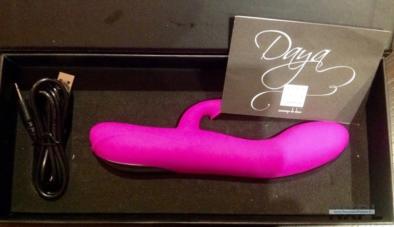Vibromasseur Rabbit Daya de Passage du Désir rose posé à côté de sa boîte de présentation