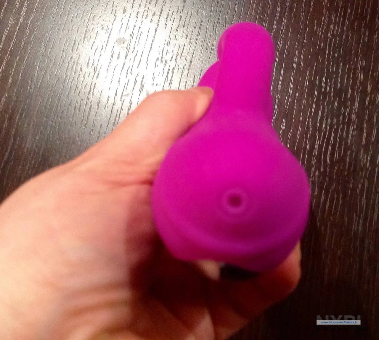 Gros plan sur le bras de succion clitoridienne et la texture en silicone du Daya