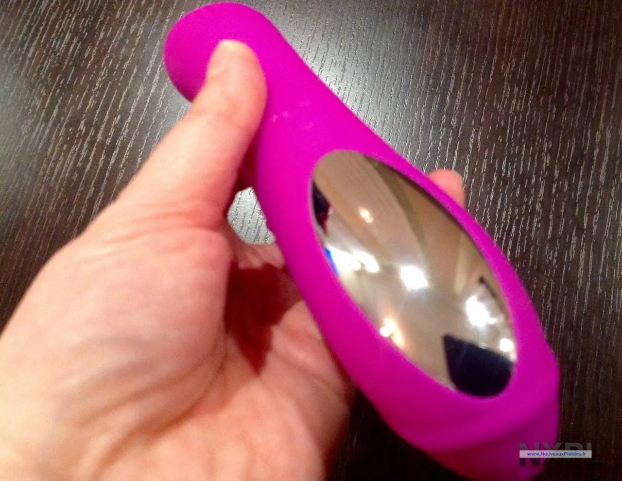 Le vibromasseur Daya tenu en main montrant son ergonomie et sa taille