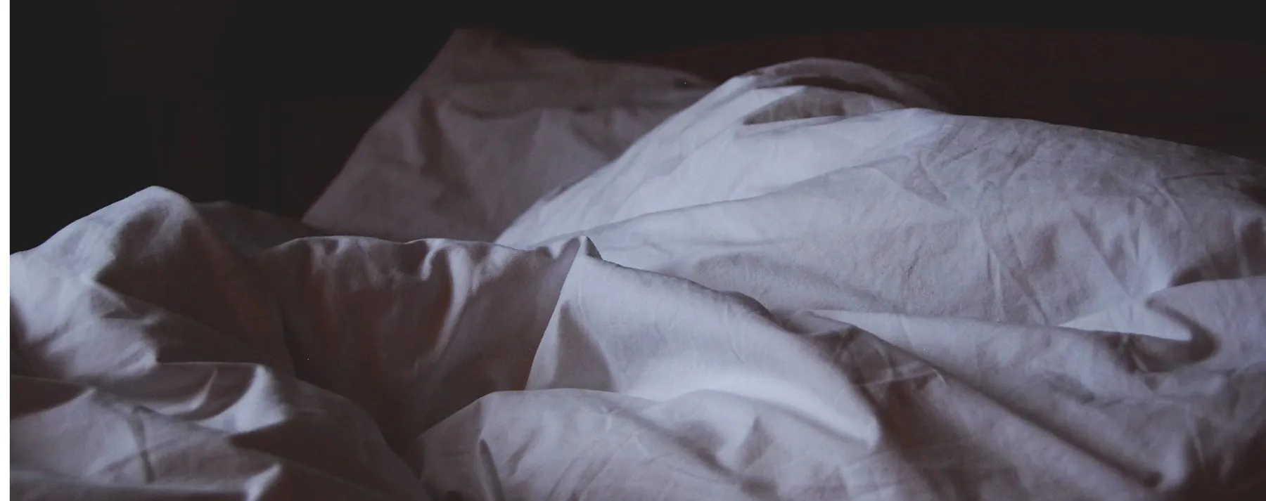 Illustration symbolisant la distance émotionnelle et sexuelle dans un couple