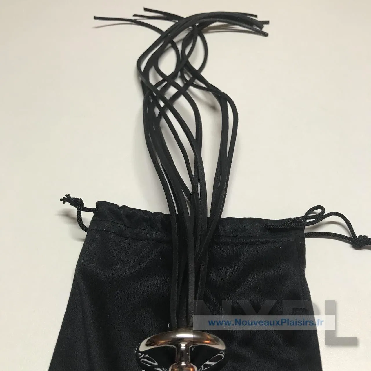 Lanières de cuir du Rosebuds Whipbud utilisées comme martinet pour des jeux d'impact