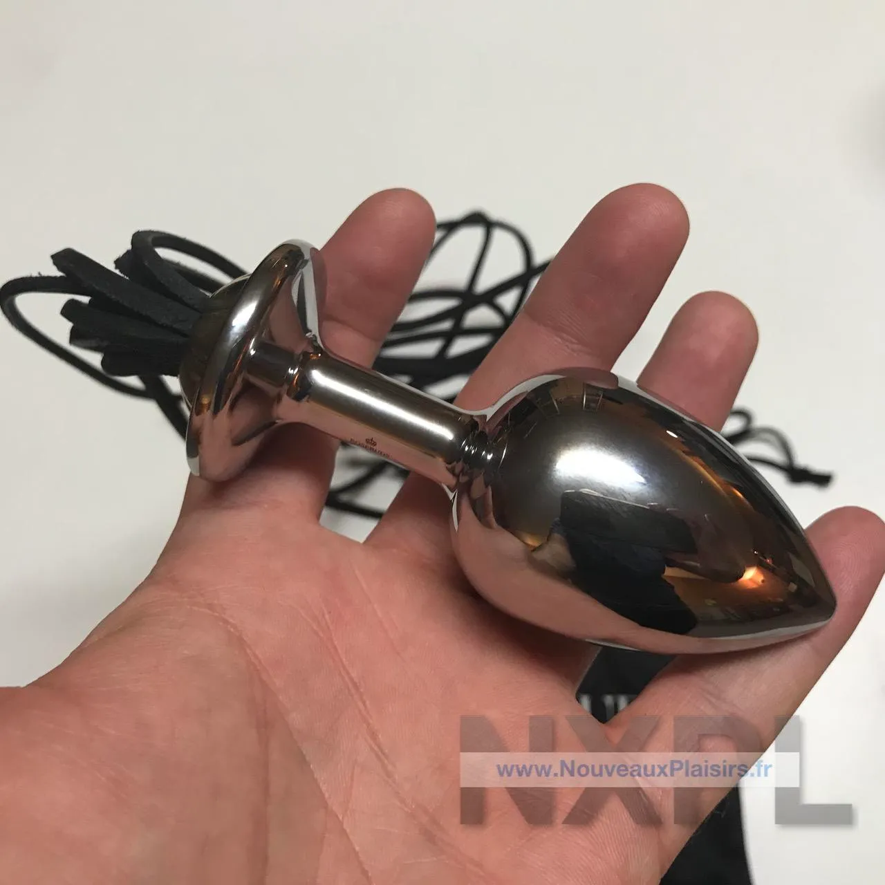 Le plug Rosebuds Whipbud inséré, illustrant sa forme ergonomique en goutte d'eau