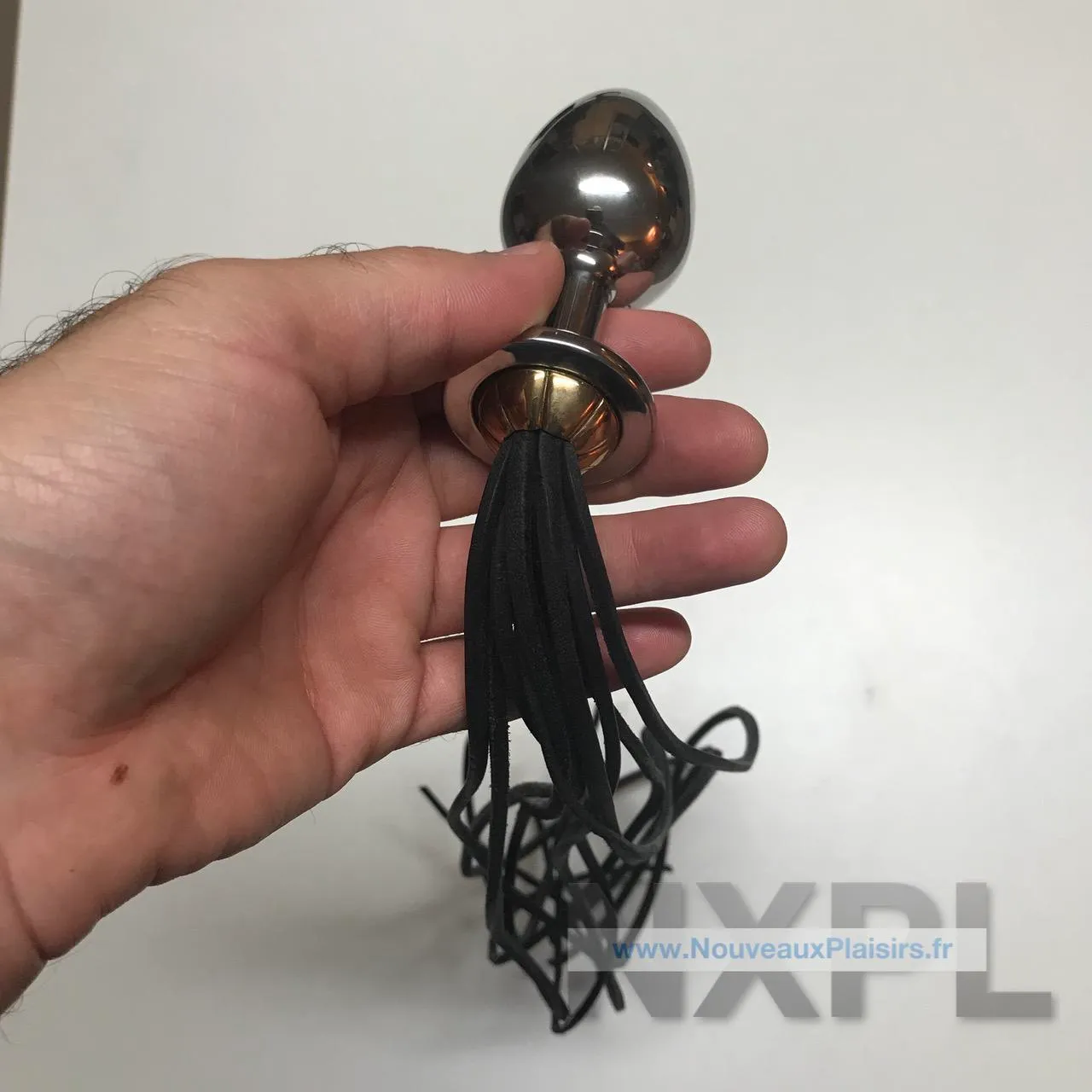 Lanières de cuir du plug Rosebuds Whipbud créant une queue esthétique et érotique