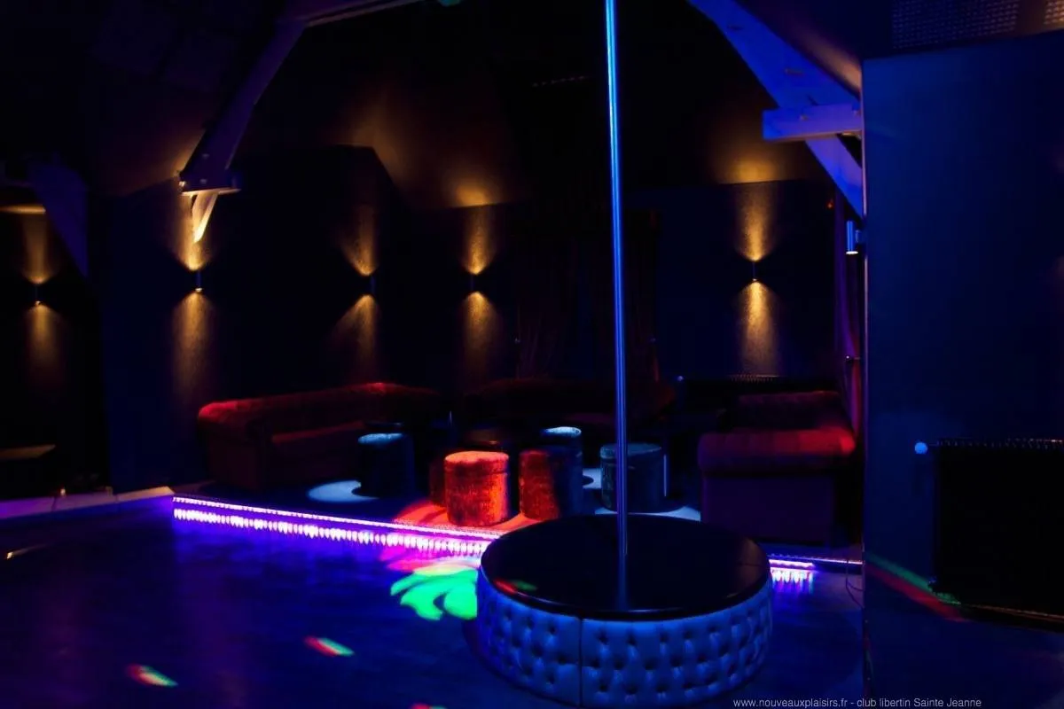 Piste de danse animée dans un club libertin