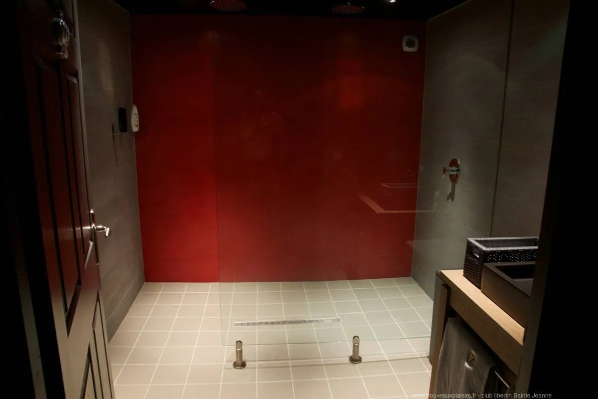 Salle de bain moderne et vitrée avec douches
