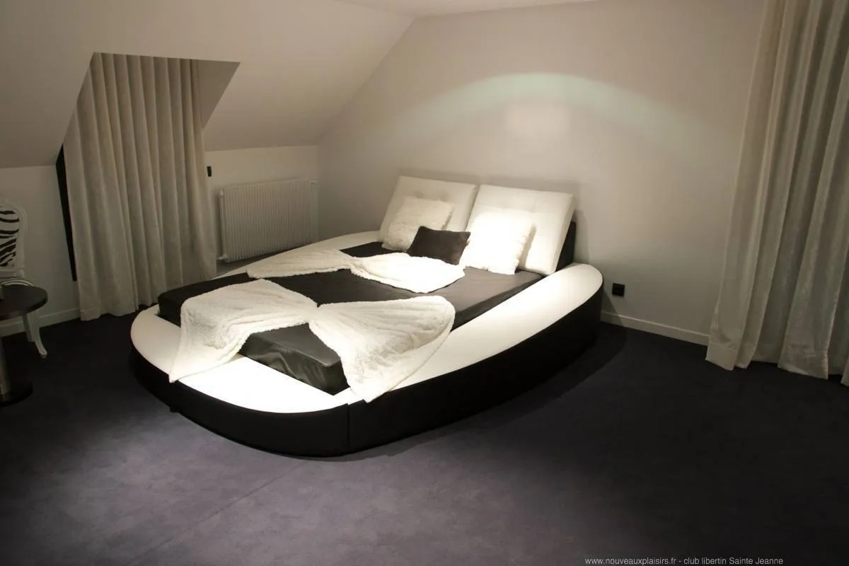 Lit confortable de la troisième chambre privée