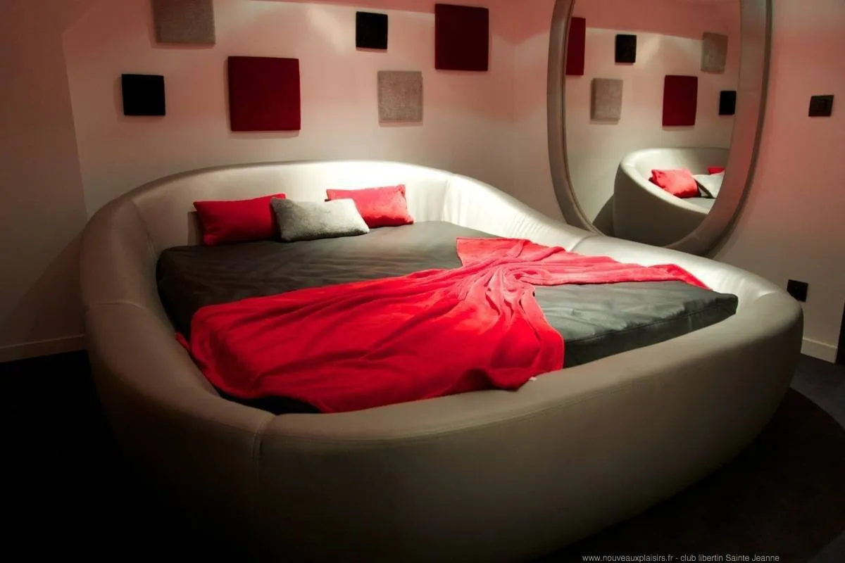 Aménagement luxueux des coins câlins d'un club libertin