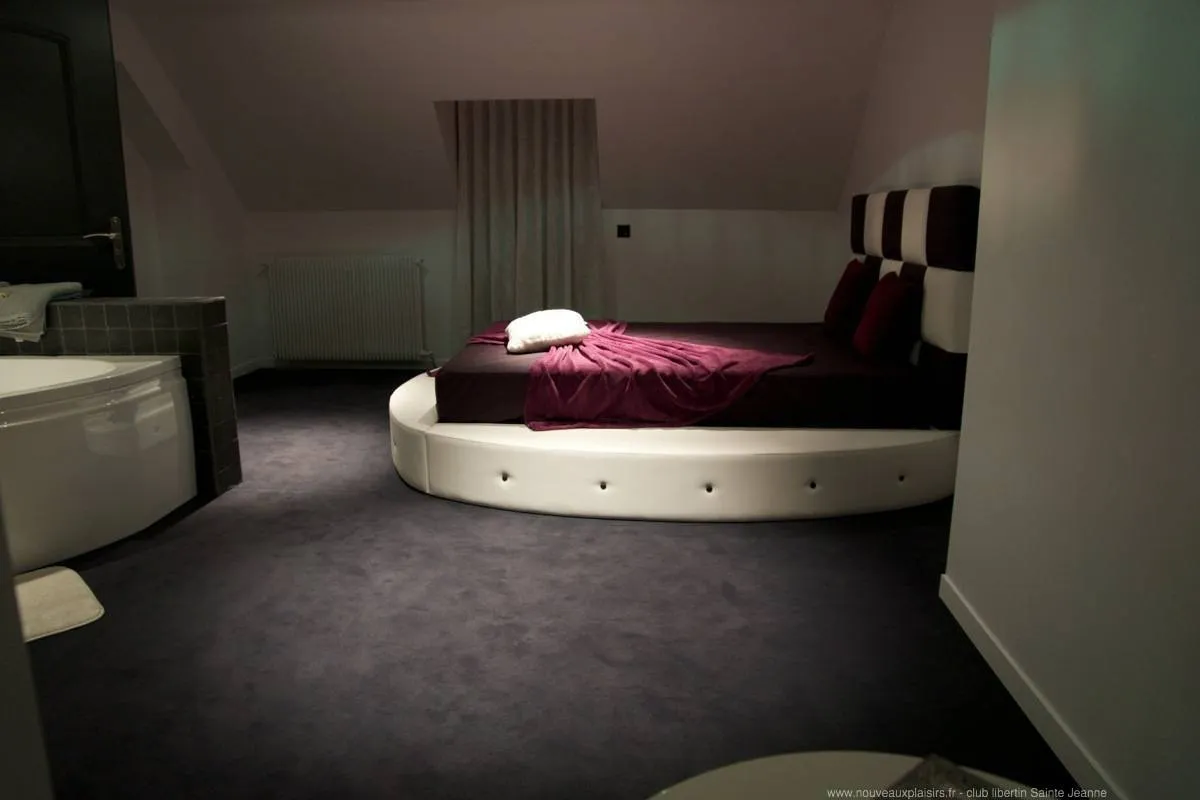 Chambre spacieuse avec grand lit et jacuzzi