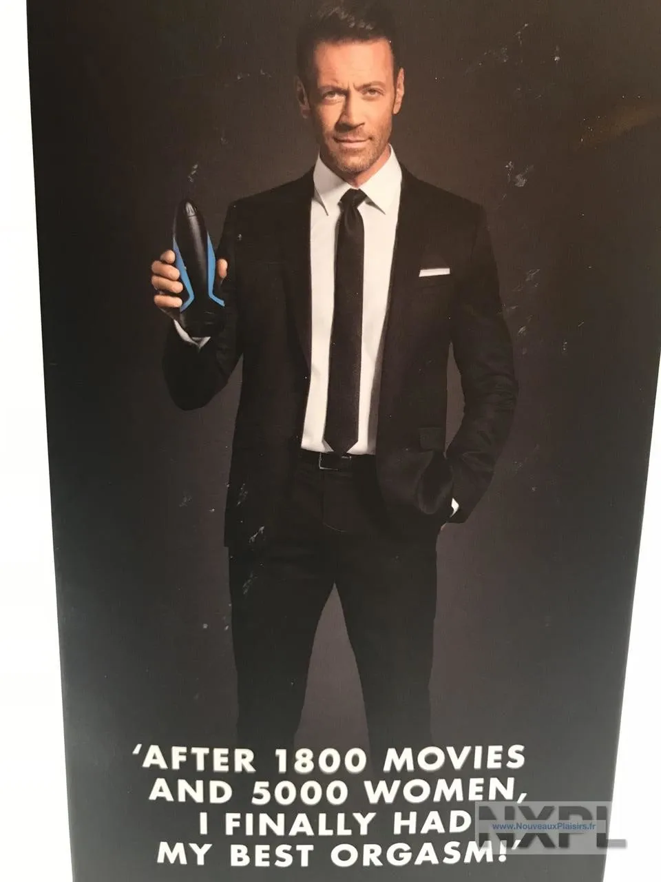 Rocco Siffredi tenant le masturbateur Satisfyer Men