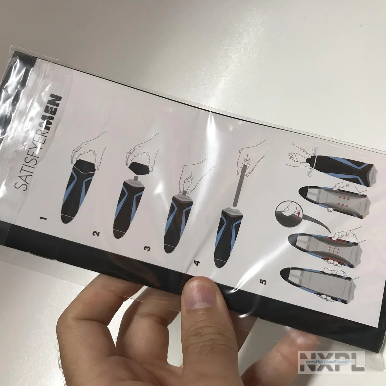 Documentation du masturbateur Satisfyer Men dans sa pochette plastique