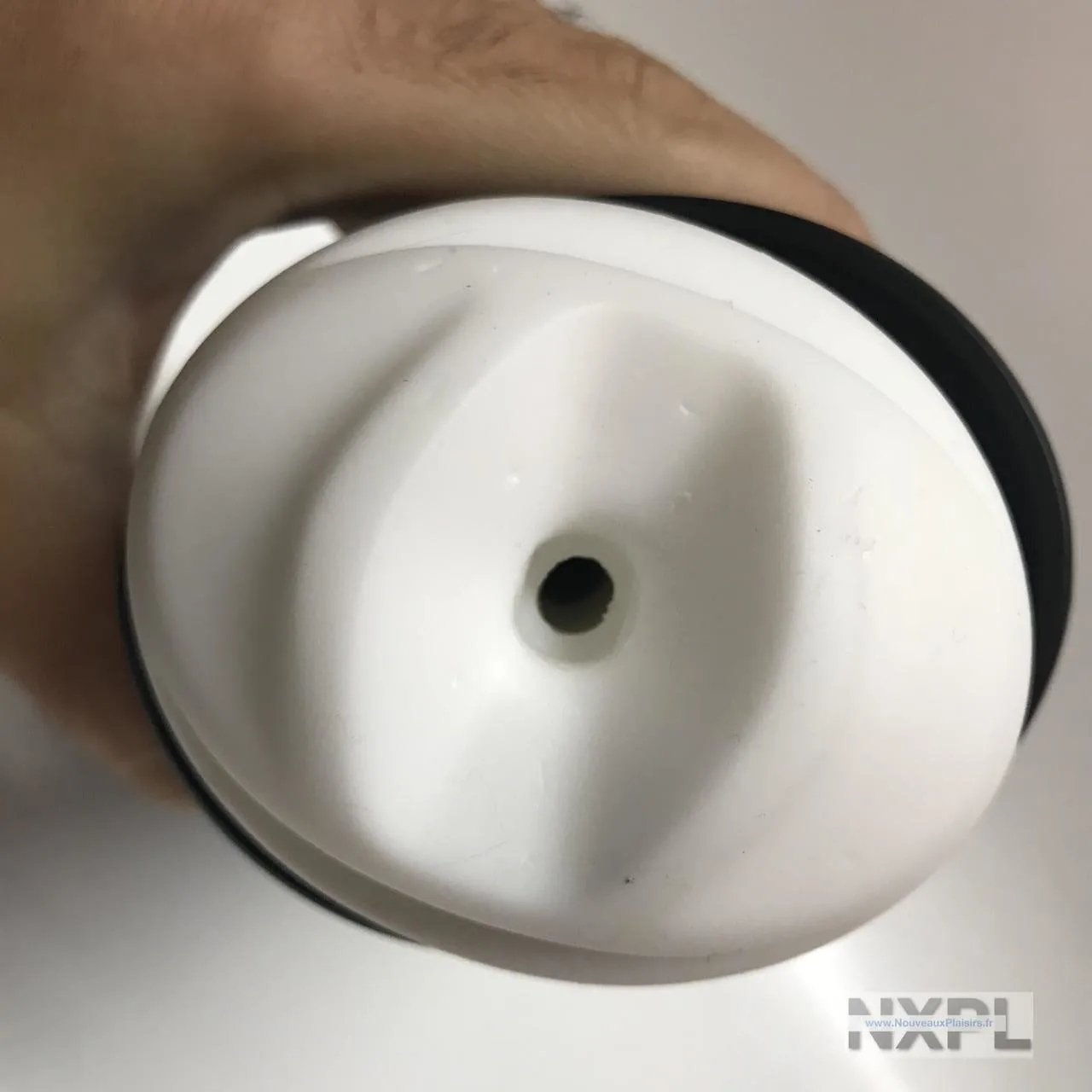 Orifice d'entrée stylisé en forme de bouche du Satisfyer Men