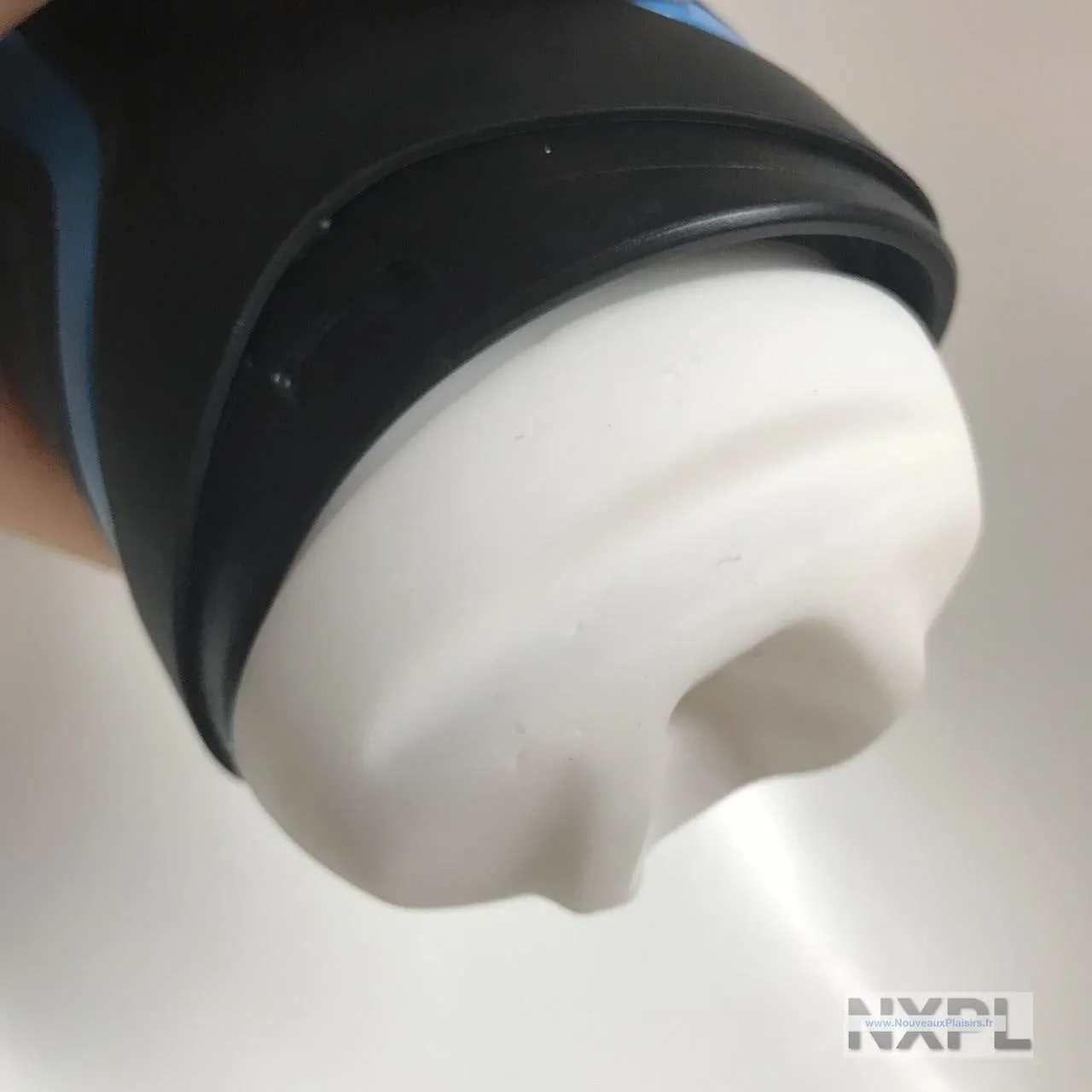 Gros plan sur l'entrée de la gaine silicone du Satisfyer Men