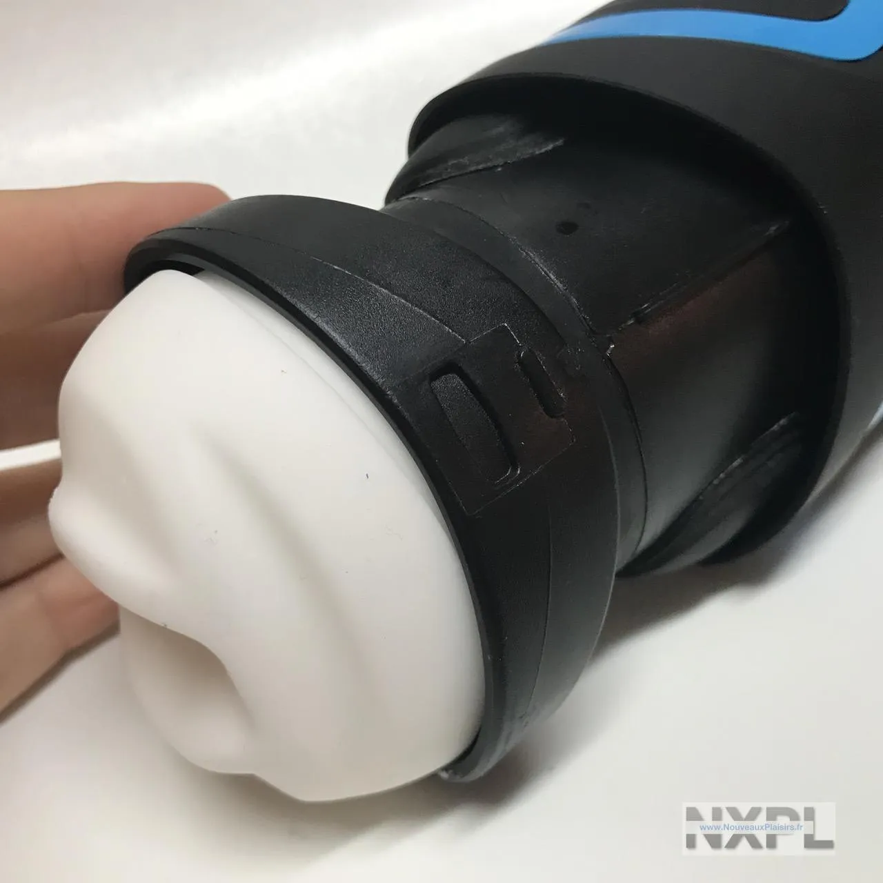 Gaine en silicone extraite de son berceau plastique