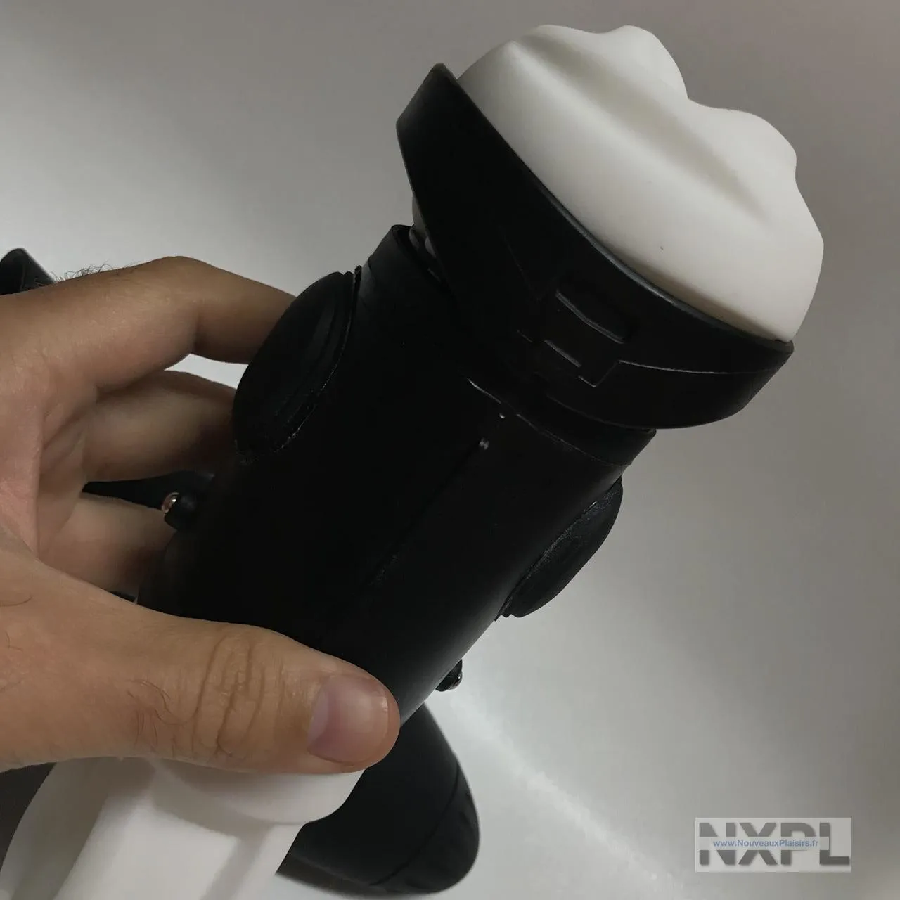 Gaine silicone du Satisfyer Men entièrement sortie pour le nettoyage